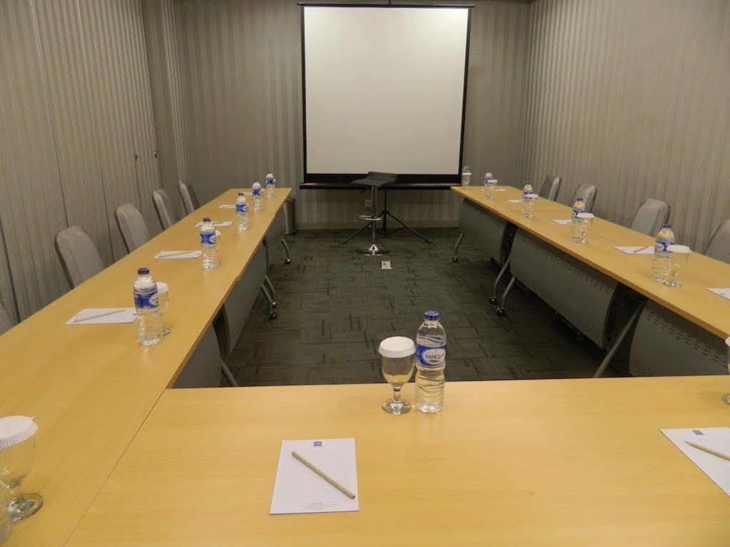 Hotel 88 Grogol Jakarta By Wh Eksteriør bilde
